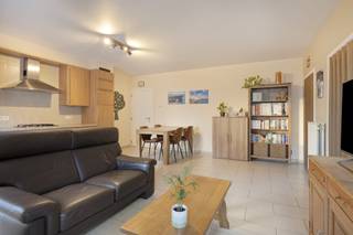 In de Lange Kievitstraat te Antwerpen is dit energiezuinige één slaapkamer appartement van ca. 57 m² te koop gelegen. Het appartement is gelegen op de tweede verdieping in een gebouw tussen Centraal station en het Stadspark.Naast het Stadspark bevinden zich de Meir, Theaterbuurt en Zoo in de nabije omgeving. Het Centraal Station en andere belangrijke invalswegen in de buurt garanderen de bereikbaarheid.Indeling:- inkomhal- toilet- woonkamer- keuken- berging met aansluiting wasmachine- slaapkamer- badkamer met douche en lavaboEr behoort een privatieve kelderberging tot het appartement. Er kan gebruik worden gemaakt van de gemeenschappelijke fietsenberging.Mogelijkheid tot aankoop autostaanplaats in het gebouw aan 35.000 euro.Ideaal voor eigen bewoning of als investering!Bent u geïnteresseerd in een appartement of woning te koop in Antwerpen? Aarzel dan niet om ons te contacteren. Had u graag uw eigen eigendom te koop aangeboden contacteer ons dan voor een vrijblijvende schatting, telefonisch op het nummer 03/206.76.76 of per mail naar antwerpen@dewaele.com.EPC: 97 kWh/m²EPC: