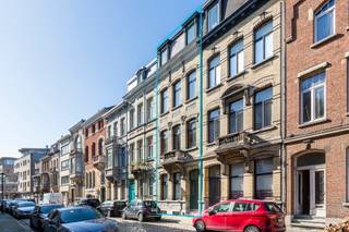 <p>Welkom in de rustige Velodroomstraat, gelegen in het bruisende hart van Zurenborg, waar karakter en authenticiteit samenkomen in deze charmante herenwoning. U woont hier op wandelafstand van de levendige Draakplaats, bekend om haar talrijke gezellige cafés en restaurants. Dankzij de gunstige en centrale ligging geniet u bovendien van een uitstekende bereikbaarheid, met vlotte verbindingen naar het stadscentrum en de belangrijkste invalswegen.</p>
<p>Droomt u ervan te wonen in een karaktervolle woning met veel ruimte en mogelijkheden? Deze woning met een bewoonbare oppervlakte van ca. 306 m² biedt de perfecte basis om uw woonideeën tot leven te brengen. Met haar charmante uitstraling en royale volumes is dit pand ideaal voor wie een renovatieproject zoekt om volledig naar eigen smaak om te vormen tot een warme en unieke thuis.</p>
<p>Authentieke elementen zoals hoge plafonds, originele glasdeuren en schouwmantels geven de woning een unieke uitstraling. De lichte en ruime kamers genieten bovendien van veel natuurlijk licht dankzij de grote ramen.</p>
<p>De woning beschikt over zes slaapkamers en twee badkamers, ideaal voor gezinnen of voor wie ruimte en comfort centraal stelt. Een absolute troef is de ruime stadstuin: dankzij de royale oppervlakte kan hier moeiteloos een sfeervolle buitenruimte worden gecreëerd, die uitgroeit tot een heerlijke oase van rust midden in de stad.</p>
<p>Laat uw creativiteit de vrije loop en realiseer een moderne keuken, luxueuze badkamers en een indeling die perfect aansluit bij uw levensstijl.</p>
<p>Bent u gecharmeerd en ziet u het potentieel van deze prachtige herenwoning?</p>
<p>Neem vandaag nog contact op met LISTED voor een bezichtiging via +32 283 51 51.</p>