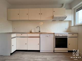 Dit appartement bevindt zich op de eerste verdieping en is bereikbaar via de gemeenschappelijke lift.Via de inkomhal is er verbinding naar de ruimte...