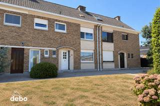 Op zoek naar een gezinswoning met ruimte, licht en mogelijkheden op een ideale ligging in Zwevegem?<br />Deze woning combineert een praktische indeling met een aangename leefomgeving en biedt bovendien nog potentieel om verder naar eigen smaak in te richten.<br /><br />Op het gelijkvloers bevindt zich een lichtrijke leefruimte die mooi doorloopt naar de gezellige veranda. Dankzij deze extra leefruimte geniet je van een fijne verbinding met de tuin en van veel natuurlijk licht. Aansluitend bevindt zich de keuken.<br /><br />De eerste verdieping telt drie slaapkamers en een compacte badkamer. Wie graag wat meer comfort wenst, heeft hier een interessante mogelijkheid: de naastgelegen berging kan mee geïntegreerd worden, waardoor de badkamer aanzienlijk vergroot kan worden.<br /><br />Buiten wacht een aangename tuin waar het heerlijk vertoeven is. Een bijkomende troef is de garage met eigen uitweg, ideaal voor de wagen, fietsen of extra bergruimte.<br />Dankzij de gunstige ligging in Zwevegem, in combinatie met drie slaapkamers, een lichtrijke leefruimte, veranda, tuin en garage, is dit een woning met alle ingrediënten om er een fijne thuis van te maken.<br /><br />Maak vandaag nog je afspraak.