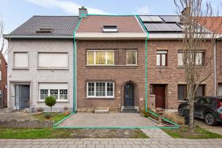 Zeer gunstig en rustig gelegen woning in een wijk zonder doorgaand verkeer. Dit huis bevindt zich op wandelafstand van enkele winkels, de Rupeldijk en natuurgebied. De oprit van de A12 Antwerpen-Brussel ligt op 5 min. rijden. Ideaal voor woon-werkverkeer & gezin met kinderen! Er is parkeergelegenheid in de onmiddellijke omgeving. <br /><br />De indeling is als volgt: -1: een KELDER; GLVL: een inkomhall, een woonkamer met ingemaakte kast, een nieuw en modern ingerichte keuken en een modern ingerichte badkamer met toilet; 1eV: een nachthall en 3 slaapkamers; 2eV: een traphall en 3 slaapkamers. De tuin is volledig aangelegd en heeft een uitweg achteraan, een tuinhuis met terras achteraan & een overdekt terras met aansluiting wasmachine en droogkast. <br /><br />Het bouwjaar is 1957. Nieuwe elektrische installatie & nieuwe CV REMEHA ketel aanwezig. Het dak werd geïsoleerd en voorzien van nieuwe velux dakramen en elektrische rolluiken. Goede EPC score: Label B. De keuring van de elektriciteit is conform. Dit eigendom is instapklaar!