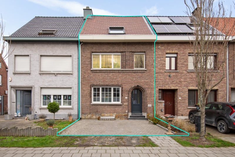 Zeer rustig en centraal gelegen rijwoning met 6 SLK, tuin & oprit - foto 1