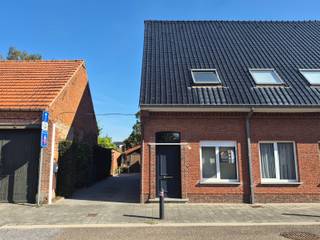 <p><span>Charmante woning met 2 slaapkamers, gelegen in het centrum van Rijkevorsel. Op het gelijkvloers beschikt de woning over een inkomhal met gastentoilet, een lichte woonkamer met aansluitend de keuken en een badkamer met ligbad, lavabomeubel en aansluiting voor de wasmachine. Op de verdieping bevinden zich 2 slaapkamers. Achteraan geniet de woning van een aangename tuin met terras, ideaal als extra buitenruimte. Daarnaast is er een garage aanwezig. De woning wordt verwarmd op aardgas. Een praktische woning met een centrale ligging, op korte afstand van winkels, voorzieningen en openbaar vervoer. Een BEZOEK aanvragen kan enkel online via </span><span>WWW.VASTGOEDPARTNERS.BE</span><br /><br /></p>