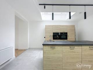 In een rustige straat, maar toch centraal gelegen, bevindt zich deze volledig gerenoveerde woning met onderhoudsvriendelijke tuin. De woning werd met oog voor detail afgewerkt en combineert moderne materialen met een tijdloze stijl. Bij het binnenkomen word je verwelkomd in een ruime en lichtrijke leefruimte met een elegante visgraatvloer en moderne zwarte accenten, die het interieur een hedendaagse uitstraling geven. Dankzij de doordachte indeling geniet je hier van een aangename woonruimte waar comfort en sfeer centraal staan.<br />De open keuken met eiland vormt het hart van de woning en is uitgerust met kwalitatieve inbouwtoestellen, waaronder een inductievuur met geïntegreerde dampkap, vaatwasmachine, oven en microgolf. De eetruimte sluit hier naadloos op aan en biedt een mooi zicht op de tuin met kunstgras, waar je in alle rust kunt ontspannen zonder veel onderhoud.<br />De woning beschikt over twee moderne badkamers – één op het gelijkvloers en één op de eerste verdieping – beide voorzien van een inloopdouche en een stijlvolle afwerking. Tussenverdieping van maar liefst 23m² die je ook als extra slaapkamer, zitruimte of extra werkruimte gebruikt kan worden. Verder zijn er drie slaapkamers van respectievelijk 24 m², 16 m² en 10 m², wat deze woning bijzonder geschikt maakt voor gezinnen of wie graag extra ruimte heeft.<br />Extra praktisch is de volledig onderkelderde ruimte, ideaal als opbergruimte of hobbyruimte. De woning is bovendien uitgerust met elektrische rolluiken met afstandsbediening, dimlichten. In de woning is er centrale verwarming voorzien waaronder de gelijkvloerse verdieping extra vloerverwarming heeft, wat het wooncomfort nog verhoogt. Kortom, deze woning biedt alle hedendaags comfort in een rustige, maar vlot bereikbare omgeving. Een instapklare woning waar kwaliteit, stijl en functionaliteit perfect samengaan.