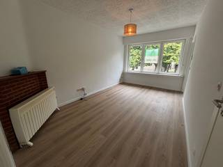 Op zoek naar een comfortabel éénslaapkamerappartement op een centrale locatie aan de kust? Dan is dit instapklare appartement precies wat je zoekt. Gelegen op wandelafstand van winkels, openbaar vervoer en andere voorzieningen, biedt deze woonst de ideale combinatie van bereikbaarheid en wooncomfort.<br /><br />Het appartement bevindt zich op de 1ste verdieping die te bereiken is via de trappenhal. De lichtrijke leefruimte sluit aan op een vernieuwde halfopen keuken, volledig uitgerust met een keramische kookplaat, vaatwasser, oven en een koelkast zonder vriesvak. Dankzij de doordachte indeling beschik je over voldoende kastruimte en praktische werkruimte, ideaal voor dagelijks gebruik. Aansluitend aan de woonkamer vind je een ruime slaapkamer en via de hal kan men ook de badkamer met ligbad en enkele wastafel bereiken. In de inkomhal bevindt zich bovendien een apart toilet en een berging met aansluiting voor een wasmachine.<br /><br />Voor extra comfort is het appartement uitgerust met rolluiken. er werd recent nog een ventilatiesysteem en een warmtepomp geïnstalleerd, wat een positieve impact heeft op het energieverbruik. <br /><br />Hoewel het appartement geen terras of fietsenberging heeft, is er bijna altijd parkeerplaats beschikbaar voor de deur.<br /><br />Beschikbaar vanaf 1 oktober 2026. Geen maandelijkse provisie van toepassing.<br /><br />