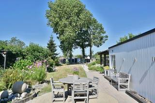 <p><span>Deze tijdloze en bijzonder goed onderhouden woning combineert ruimte, licht en comfort met een zeer gunstige EPC-score. De woning beschikt over grote, aangename leefruimtes en geniet dankzij de vele ramen van een overvloed aan natuurlijke lichtinval. De verzorgde afwerking en uitstekende staat maken dit een woning waar u zonder grote zorgen meteen van kunt genieten.</span></p><p><span> </span></p><p><span>Een absolute troef is de grote, mooie en rustig gelegen tuin, die volop mogelijkheden biedt om te ontspannen, te genieten met familie en vrienden of simpelweg tot rust te komen in een groene omgeving.</span></p><p><span>Ook de ligging is bijzonder interessant. De woning bevindt zich in een rustige zijstraat van de Leuvensesteenweg, waardoor u geniet van de nodige rust en privacy, terwijl u toch vlakbij een uitgebreid aanbod aan winkels, supermarkten en grootwarenhuizen woont. Ook Kampenhout-Sas is vlot bereikbaar.</span></p><p><span>Dankzij de centrale ligging bevindt de woning zich bovendien mooi tussen Leuven en Mechelen, met een goede verbinding richting Brussel. Een ideale combinatie van rustig wonen, ruimte en groen, zonder in te boeten aan bereikbaarheid en voorzieningen.</span></p><p><span> </span></p><p><span>Op het gelijkvloers bevinden zich de inkomhal, woonkamer, keuken, badkamer, bureel, berging en slaapkamer.</span></p><p><span>Op de eerste verdieping heeft men 2 mooie slaapkamers, een ruime hal, alsook een opbergzolder.</span></p><p><span>Achteraan de woning is er dan nog de veranda waar het heerlijk vertoeven is en men kan genieten van het zicht op de mooie tuin.</span></p><p><span> </span></p><p><span>Een ruime, lichtrijke en tijdloze woning met een zeer gunstig EPC, een prachtige tuin en een bijzonder gunstige ligging — een eigendom met alles in huis om er jarenlang met plezier te wonen.<br /><br /></span></p><p><span>Extra troeven:</span></p><ul><li><span>Verzorgde woning</span></li><li><span>Veel lichtinval</span></li><li><span>Zonnepanelen</span></li><li><span>Mooi verzorgde tuin</span></li><li><span>Vlotte verbinding richting Brussel, Leuven, Mechelen</span></li><li><span>Vlakbij allerhande winkels en grootwarenhuizen</span></li><li><span>Grote vrijstaande garage</span></li><li><span>Zeer gunstig EPC score B</span></li></ul><p><span> </span></p><p><span>Contacteer Dupont Vastgoed (Sonja Van Meeuwen, BIV 514142) op het nummer 0495/52 00 99 om een bezoek in te plannen.</span></p><p><span> </span></p>