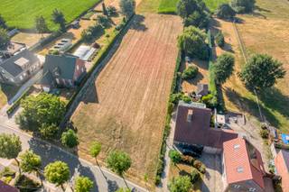 Op zoek naar de ideale basis voor uw nieuwbouwproject? Deze uitzonderlijke bouwgrond tussen Essestraat 149 en 157 in Impe telt maar liefst 3.140 m², verdeeld over 2 percelen bestemd voor open bebouwing. Met een straatbreedte van 29 meter en een prachtig open zicht biedt dit perceel een zeldzame ruimtelijke vrijheid om uw droomwoning vorm te geven. Ruimte, vergezicht en bouwvrijheid in één adres.<br /><br />Troeven op een rij:<br /><br />- Totale oppervlakte van 3.140 m², verdeeld over 2 percelen voor 1 open bebouwing<br />- Straatbreedte van 29 meter met tal van bouwmogelijkheden (villa, gezinswoning of meergezinsproject, volgens stedenbouwkundige voorschriften)<br />- Prachtig, open zicht<br />- Gunstige oriëntatie voor optimale lichtinval<br />- Rustige, groene buurt met uitstekende verbinding tegenover de E40 Brussel -Oostende<br /><br />Interesse? Contacteer ons vandaag nog voor meer info of een bezoek ter plaatse.