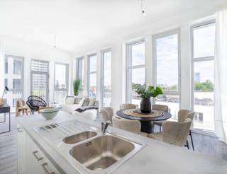 ANDERLECHT – Marchandises : Welkom aan de poorten van Brussel ! Trevi stelt U 9 appartementen voor (5 en 6 verdieping). Het project “Marchandises” is perfect gelegen met onmiddellijke verbinding via zowel het openbaar vervoer als de Ring. Het hedendaagse gebouw behuisd een mooie mix van kantoren, ateliers en appartementen. Alle appartementen zijn voorzien van een terras en een GEMEENSCHAPPELIJK DAKTERRAS voor het gebouw. Appartementen volledig uitgerust naar de normen van vandaag. Geschat EPC A of B. Kelder inbegrepen in de prijs. Parking vrijblijvend aan te kopen (+ 22.500€). Verkoop onder btw. Meer informatie op www.marchandises.trevi.be of plan onmiddellijk een afspraak via 02.340.24.73 of new@trevi.be.