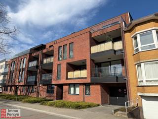 Dit lichtrijke appartement op de eerste verdieping (Grote Baan 7) biedt modern wooncomfort op een toplocatie. De blikvanger is de ruime woonkamer...