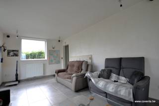 Deze woning bestaande uit: inkomhal, lichtrijke woonkamer - salon met aansluitende ingerichte keuken en aanpalende berging.Op de verdieping:...