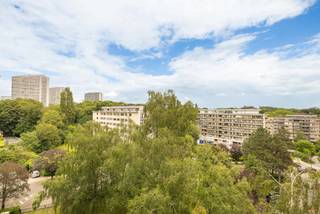 JETTE, vlakbij het openbaar vervoer en winkels, prachtig appartement van ± 85 m² op de 7e verdieping. Het is als volgt ingedeeld: inkomhal met garderobe, woonkamer ± 30 m², volledig ingerichte keuken, 2 slaapkamers (± 16 en 11 m²) en een terras, badkamer, toilet, kelder nr. C73. Garagebox „N20“ (+ 25.000 €) VERPLICHT. Direct beschikbaar. Lasten: ± 200 €/maand (gemeenschappelijke kosten, syndicus, verzekering). EPC: E. Afmetingen ter indicatie.