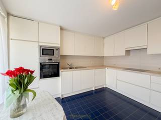 <strong>2-SLAAPKAMER APPARTEMENT</strong> op <strong>TOPLIGGING IN HET CENTRUM</strong> van Oudenaarde. Op <strong>WANDELAFSTAND </strong>van 2 uitersten, enerzijds het <strong>MOOIE LIEDTSPARK</strong> en anderzijds het <strong>BRUISENDE STADSLEVEN</strong> van Oudenaarde treffen we dit <strong>INSTAPKLARE</strong> appartement aan. Dankzij de <strong>RUSTIGE RESIDENTIE,</strong> de <strong>VLOTTE BEREIKBAARHEID </strong>en de<strong> NABIJHEID VAN ALLE VOORZIENINGEN</strong> vormt dit appartement een <strong>AANGENAME WOONST</strong> of de <strong>IDEALE INVESTERINGSEIGENDOM</strong>.<br />De indeling gaat als volgt: Via de inkomhall heeft u toegang tot een ruime woonkamer. Verder vinden we hier een afzonderlijk toilet, lichtrijke leefruimte, een ingerichte keuken, een praktische berging, 2 volwaardige slaapkamers, een ingerichte badkamer en extra kelderberging.<br /><br />(Bovendien heeft u de mogelijkheid tot aankoop van een ondergrondse autostaanplaats voor €25.000)<br /><br /><strong>Adres: </strong>Burgschelde 40 te Oudenaarde<br /><br />EPC: 151kWh/m², G-score en P-score C, Geen renovatieverplichting, Bestuursmaatregelen in maatregelenregister: nee