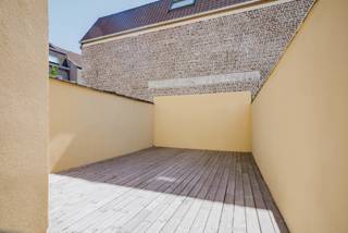 <p><span>LIGGING<br /><br /></span><span></span>Ontdek deze opbrengsteigendom met 6 aparte entiteiten, gelegen in de rustige Vlinderstraat te Ledeberg (Gent). De eigendom bevindt zich in een residentiële buurt aan de rand van Gent. Geniet hier van alle voorzieningen die Ledeberg te bieden heeft, met winkels, horeca en openbaar vervoer op korte afstand.<br /><br /><span></span>Verschillende campussen van onder andere Arteveldehogeschool en HOGENT bevinden zich vlakbij. Daarnaast zijn de opritten van de E40 en E17 binnen 5 minuten bereikbaar met de wagen.<br /><br />Ook het groene Park De Vijvers bevindt zich op het einde van de straat.<br /><br />Met een uitstekende Mobiscore van 9,2/10 is dit de ideale locatie voor wie comfortabel en vlot van Gent wil genieten!<br /><br /><span>INDELING<br /><br /></span>Deze opbrengsteigendom omvat 5 kamers en 1 studio, elk voorzien van privatieve meters voor elektriciteit en water, wat zorgt voor een vlotte verhuur en eenvoudig beheer.<br /><br /><span></span>De studio op het gelijkvloers beschikt over een leef-/slaapruimte, kitchenette en badkamer met wasplaats. Daarnaast zijn er vijf kamers, elk voorzien van een eigen spoelbak. Voor de kamers is er toegang tot gemeenschappelijke voorzieningen, waaronder eenkeuken, douches en toiletten.<br /><br />Het gebouw werd recent gerenoveerd en beschikt onder andere over nieuw sanitair, gevelisolatie, zonnepanelen, nieuwe vloeren, ...<br /><br />TROEVEN<br /><br />- Totale huuropbrengst van +- 3.200 euro per maand<br />- Alle units hebben een conformiteitsattest<br /><br />Mis deze unieke kans niet en contacteer Bram voor meer info en/of bezoek: 0471 76 90 50</p>