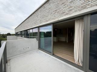 <p><span>Mooi appartement met 2 slaapkamers en één autostaanplaats te huur in het Elysia Park te Edegem.</span></p><p><span> </span></p><p><span>Het Elysia Park is een stijlvol en autovrij nieuwbouwproject dat kort geleden is gerealiseerd. Het betekent zorgeloos wonen in hedendaags comfort met zicht op groen.</span></p><p><span> </span></p><p><span>Dit parkappartement bevindt zich op de derde verdieping en grenst aan het natuurwandelgebied. </span></p><p><span> </span></p><p><span>105m² bewoonbare vloeroppervlakte + groot terras van12m² met Oost-oriëntatie gekoppeld aan de woonkamer .</span></p><p><span> </span></p><p><span>De slaapkamer heeft een aangenaam Zuidwest-terras.</span></p><p><span> </span></p><p><span>Modern afgewerkt, vloerverwarming, met veel inbouw-en opbergkasten in alle kamers, vestiaire, grote berging met wasplaats, open ingerichte keuken en raambekleding zorgt voor een werkelijk instapklaar appartement.</span></p><p><span> </span></p><ul><li><span>Onmiddellijk beschikbaar </span></li><li><span>170 EUR algemene kosten</span></li><li><span>water en elektriciteit op aparte meters</span></li><li><span>autostaanplaats op -1 inbegrepen</span></li><li><span>oplaadpaal in de parking</span></li></ul><p><span> </span></p><p><span> </span></p>