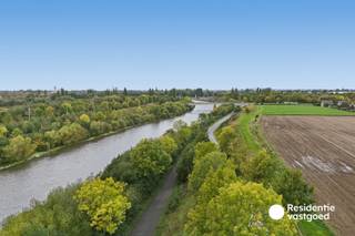 KIJKDAG ZATERDAG 31 OKTOBER 2026 - OP AFSPRAAK!<br /><br />Op zoek naar een woning met ruimte, potentieel en een unieke ligging? Deze ruime rijwoning in Wervik biedt een bewoonbare oppervlakte van 196 m² op een perceel van 488 m² en geniet van een prachtige locatie langs De Leie.<br /><br />Bij het binnenkomen word je verwelkomd in de gezellige leefruimte met parketvloer, die aansluit op de ruime keuken met zicht op en toegang tot de buitenruimte. Verder beschikt het gelijkvloers over een slaapkamer met eigen douchegelegenheid, een praktische berging, een kelder en een ruime garage.<br /><br />Op de eerste verdieping bevinden zich nog drie slaapkamers en een badkamer uitgerust met ligbad, lavabo en toilet. Samen met de slaapkamer op het gelijkvloers biedt deze woning maar liefst vier slaapkamers, ideaal voor gezinnen of wie extra ruimte wenst voor een bureau of hobbykamer. Ook de zolder biedt bijkomende mogelijkheden.<br /><br />Buiten vormt de ruime, volledig omheinde tuin met terras en tuinhuis een heerlijke plek om te ontspannen en te genieten van het buitenleven. De oprit biedt bovendien parkeergelegenheid voor meerdere wagens.<br /><br />De absolute troeven? De prachtige ligging langs De Leie, de vier slaapkamers en de ruime tuin maken van deze woning een bijzonder interessante opportuniteit voor wie op zoek is naar ruimte en een aangename woonomgeving.<br /><br />Met haar solide basis en tal van mogelijkheden biedt deze woning de ideale kans om er een warme thuis van te maken, volledig naar eigen smaak en wensen.<br /><br />Laat je verrassen door de ruimte, de mogelijkheden en de unieke ligging van deze woning in Wervik!<br /><br />De vermelde prijs is een richtprijs. Elk bod wordt voorgelegd aan de eigenaar, die zich het recht voorbehoudt dit te aanvaarden of te weigeren.