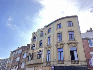 <p>Gemeubelde, volledig gerenoveerde studio van 25 m² te huur aan de Leiekaai in Gent. Gelegen op de derde verdieping met een prachtig vrij uitzicht over het water en op slechts 10 minuten fietsen van het centrum.</p><p>Indeling: leefruimte met open keuken (kookplaat, dampkap, spoelbak en koelkast), afgescheiden slaapruimte en badkamer met douche, lavabo en toilet.</p><p>Troeven:</p><p>Volledig gemeubeld en instapklaar.<br />EPC-label A.<br />Warmtepomp, airco en zonnepanelen.<br />Dubbele geluidswerende beglazing.<br />Fietsenstalling aanwezig.<br />Eigen meters voor water en elektriciteit.<br />Parlofoon en camerabewaking.<br />Vlotte bereikbaarheid via stadsring, R4 en E40.<br />Dicht bij bus, tram en belangrijke fietsroutes.</p><p>Ideaal voor een alleenstaande die comfortabel en energiezuinig wil wonen nabij het centrum van Gent.</p><p>Een bezoek kan uitsluitend via onze website aangevraagd worden: https://www.vastgoeddevos.be/te-huur, klik het pand aan en klik vervolgens op "vraag hier uw bezoek aan".</p>