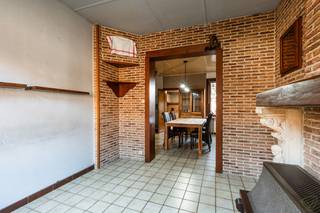 Welkom in deze charmante gesloten bebouwing gelegen in de Schaperijstraat. Deze woning vormt een interessante opportuniteit voor wie op zoek is naar een renovatieproject met potentieel of een starterswoning, waarbij u alles volledig naar eigen smaak en stijl kunt afwerken. <br /><br />Dit is dus de ideale starterswoning of voor iemand die na het conform plaatsen een goede investering zoekt.<br /><br /><strong>Ligging:</strong><br />De woning is gelegen in een rustige straat met een vlotte verbinding naar het centrum en de omliggende voorzieningen. Winkels, scholen en openbaar vervoer bevinden zich op korte afstand, wat zorgt voor een praktische en aangename woonomgeving.<br /><br /><strong>Indeling van de woning:</strong><br /><br /><strong>Gelijkvloers:</strong><br />Via de inkomhal betreedt u de woning en komt u in de woonkamer, die naadloos overgaat in de eetkamer. Aansluitend bevindt zich de keuken, met daarachter de badkamer. De leefruimtes bieden een solide basis voor een herinrichting tot een hedendaagse woonomgeving.<br /><br /><strong>Eerste verdieping:</strong><br />Op de eerste verdieping bevinden zich twee slaapkamers, die zich lenen voor diverse indelingsmogelijkheden, zoals een master bedroom en een kinderkamer of bureau.<br /><br /><strong>Tweede verdieping:</strong><br />Via een vaste trap in één van de slaapkamers bereikt u de zolderverdieping. Deze ruimte kan, mits de nodige werken, perfect worden omgevormd tot een extra slaapkamer, hobbyruimte of bureau.<br /><br /><strong>Buitenruimte:</strong><br />Achteraan beschikt de woning over een verrassend ruime tuin, een echte meerwaarde voor een gesloten bebouwing. Aangrenzend aan de woning is er bovendien een praktische buitenberging. <br /><br /><strong>Extra troeven:</strong><br />✅ Verrassend ruime tuin<br />✅ Vaste trap naar zolder<br />✅ Renovatiewoning met veel potentieel<br />✅ Rustige ligging met vlotte bereikbaarheid<br /><br />Deze woning is ideaal voor wie niet terugdeinst voor renovatie en op zoek is naar een pand met karakter, ruimte en potentieel. Een mooie kans om een woning volledig naar eigen wens te creëren.<br /><br /><strong>Interesse in dit renovatieproject? Neem gerust contact met ons op voor meer informatie of om een bezoek in te plannen.</strong>