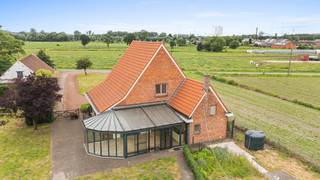 <p>Unieke landwoning verscholen tussen de weilanden in Sint-Kruis-Winkel op een perceel van 6.810m².</p><p>Bewoners genieten hier van optimale rust en privacy in een aangenaam groen kader.</p><p>Geen rechtstreekse buren of eigendommen die aanpalen.</p><p></p><p>Via een elegante oprijlaan van 40m komt u aan de woning zelf.</p><p>Mits enige (energetische) renovatie is deze woning om te toveren naar een comfortabel landhuis.</p><p>Huidige indeling : inkomhal, woonruimte, keuken, badkamer, achterinkom, veranda, kelder, 3 slaapkamers, voute en zolder.</p><p>Gezellige achtertuin bereikbaar via de veranda met terras, tuinberging en pergola.</p><p>Rechts van de oprit bevindt zich een schuur met een nuttige oppervlakte van 140m².</p><p>Deze schuur kan na een opknapbeurt heel diverse bestemmingen verkrijgen : opslagplaats, polyvalente ruimte, garage, ...</p><p></p><p>Benieuwd om het potentieel van deze eigendom te ontdekken?</p><p>Plan uw bezoek in telefonisch (09/258.13.13) of via mail (verkoop@vastgoeddevos.be)</p>