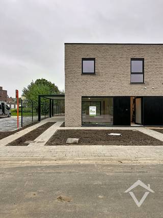 Deze nieuwbouwwoning bestaat uit: inkomhal - toilet - living - keuken - berging - wasplaats - terras - tuin - tuinhuis - carport - 2 autostaanplaatsen - nachthal - 3 slaapkamers - badkamer - toilet op de bovenverdieping. <br /><br />EPC: woning in aanbouw. Vrij 1/12/2026. Huurprijs 925 €/mnd.