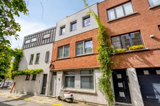 <p><strong>Te koop: Gesloten bebouwing op unieke locatie in het centrum van Mechelen, met prachtig zicht op het water.</strong></p>
<p>Deze instapklare woning combineert comfortabel wonen met een praktische indeling en een topligging in het hart van Mechelen. Met drie volwaardige slaapkamers en twee terrassen biedt deze woning alle troeven om uit te groeien tot uw ideale thuis. De aanwezige airconditioning zorgt bovendien het hele jaar door voor een aangenaam binnenklimaat, zowel tijdens warme zomerdagen als in de winter. Buiten geniet u van twee verzorgde terrassen, waarvan één met een prachtig zicht op het water, de ideale plek om in alle rust te ontspannen.</p>
<p><strong>Belangrijkste ruimtes:</strong></p>
<ul><li>Woonkamer met veel natuurlijke lichtinval en airconditioning</li><li>Modern uitgeruste keuken</li><li>Badkamer met inloopdouche en wastafel in badkamermeubel</li><li>Drie slaapkamers</li><li>Inkomhal</li><li>Berging</li><li>Twee terrassen</li></ul>
<p><strong>Troeven:</strong></p>
<ul><li>Instapklare woning met gunstig EPC</li><li>Unieke ligging aan het water, op wandelafstand van het centrum</li><li>Dicht bij winkels, scholen, openbaar vervoer en andere voorzieningen</li></ul>