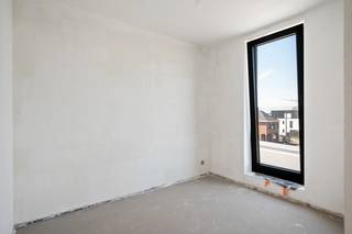 Prachtig nieuwbouwproject “Residentie Kapellestraat” pal in de dorpskern van Laakdal.<br /><br />“Residentie Kapellestraat” staat voor een stijlvolle, hedendaagse en tijdloze architectuur. De materiaalkeuze en detaillering resulteert in gevels die eenvoud en klasse uitstralen. Deze lijn wordt volledig doorgetrokken in heel het project dat met de grootste zorg voor esthetiek werd ontworpen.<br /><br />Dit project bestaat uit 6 appartementen van met 1,2 en 3 slaapkamers, in combinatie met een gemeenschappelijke fietsenberging en afvalberging.<br /><br />De bewoonbare oppervlaktes bedragen 71 m² en 103 m² allen badend in het licht met veel natuurlijke lichtinval en riant terras.<br /><br />Via een autolift betreden we eveneens de ruime kelder voor parkeergelegenheid.<br /><br />De gezamenlijke tuinzone tussen de appartementen zorgt voor de juiste buitenatmosfeer! de oplevering wordt voorzien tegen einde dit jaar, de vloer, badkamer en keuken kan nog zelf gekozen worden zodat je zelf je eigen smaak kan integreren in u appartement.<br /><br />De ruime budgetten in het voorziene lastenboek zorgen ervoor dat u het appartement volledig kan afwerken naar eigen smaak en voorkeur!<br /><br />Contacteer ons vrijblijvend voor meer informatie op maat of een bezoek ter plaatse en laat u verrassen.