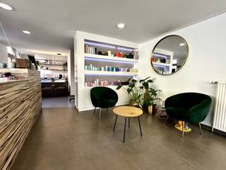 EXCLUSIEF HANDELSPAND OP TOPLOCATIE IN NIEUWPOORT-STAD<br /><br />Unieke commerciële opportuniteit in het hart van Nieuwpoort-Stad!<br /><br />Dit charmante hoekpand geniet van een bijzonder gunstige ligging in de winkelstraat en onderscheidt zich door zijn uitstekende visibiliteit en sterke commerciële uitstraling.<br />Momenteel ingericht als een gekend kapsalon, biedt het pand tal van mogelijkheden voor zowel eigen uitbating als investering.<br />De strategische hoekligging zorgt bovendien voor een optimale zichtbaarheid en aantrekkelijke etalagemogelijkheden.<br /><br />Een karaktervol handelspand op een goede locatie, waar ligging en uitstraling  samenkomen.<br />Vrij vanaf 1/7/2027 (wegens verhuis kapsalon).
