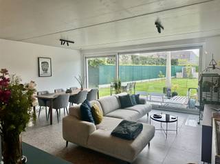 <p><span>ENERGIEZUINIGE NWB TE HUUR IN EINE.</span></p><p><span>Wonen in alle comfort en rust? <br />Ontdek deze prachtige, instapklare nieuwbouwwoning, gelegen in het charmante Eine. <br />Deze woning biedt een perfecte combinatie van modern comfort, uitstekende energieprestaties en een toplocatie vlakbij het centrum van Oudenaarde.</span></p><p><span>Bij het binnenkomen via de inkomhal met apart toilet komt u in de woonkamer met grote raampartijen.<br />De open keuken is voorzien van alle comfort .<br />Aansluitend bevindt zich een praktische berging/wasplaats. <br />Op de eerste verdieping vindt u de nachthal, 3 slaapkamers, apart toilet, badkamer met inloopdouche, bad en dubbele lavabo.<br />Buitenshuis : tuin met terras + privé parkeerplaats + een ruime fietsenberging!</span></p><p><span>Interesse in deze nieuwbouw?<br />Vraag uw bezoek aan via onze website www.immodhondt.be </span></p>