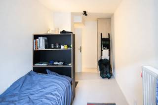 BEZOEK AANVRAGEN VIA ONZE WEBSITE!<br /><br />LIGGING<br /><br />Bent u op zoek naar een aangename studentenkamer in Gent? Ontdek Charlie’s Place!<br /><br />Deze moderne studentenresidentie geniet van een centrale ligging, met diverse campussen, winkels en openbaar vervoer in de nabije omgeving.<br /><br />INDELING<br /><br />Deze bemeubelde standaardkamer heeft een oppervlakte van 12 m² en is ingericht met een bed, kleerkast, bureau, boekenkast en een eigen lavabo. Een matras en bureaustoel dienen zelf voorzien te worden.<br /><br />Daarnaast beschikt de residentie over verschillende gemeenschappelijke voorzieningen, waaronder uitgeruste keukens, gedeelde badkamers, gezellige leef- en ontspanningsruimtes en een gemeenschappelijke tuin.<br /><br />De keuken en sanitaire voorzieningen worden gemiddeld met zes studenten gedeeld, afhankelijk van de verdieping.<br /><br />EXTRA TROEVEN<br /><br />- Moderne studentenresidentie<br />- Bemeubelde kamer van 12 m²<br />- Eigen lavabo op de kamer<br />- Uitgeruste gemeenschappelijke keuken<br />- Gezellige gemeenschappelijke leef- en ontspanningsruimtes<br />- Gemeenschappelijke tuin<br />- Afgesloten fietsenberging<br />- Beveiligde toegang via badgesysteem<br />- Internet inbegrepen<br />- Centrale ligging nabij diverse campussen<br /><br />PRAKTISCH<br /><br />- Huurprijs: € 530/maand<br />- Forfaitaire kosten: € 125/maand (elektriciteit, verwarming, water en internet inbegrepen)<br />- Verhuur bij voorkeur voor een volledig academiejaar<br /><br />Interesse in deze studentenkamer? Vraag uw bezoek aan via onze website!