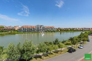 Volledig gerenoveerd appartement met 3 slaapkamers in een villa residentie met zicht op het Zegemeer.Indeling: Inkomhall met vestiaire en aparte WC...