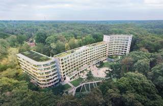 Appartement D.01 bevindt zich in de nieuwe woonbuurt Bosart, op een boogscheut van het centrum van Genk. Dit gelijkvloersappartement combineert hedendaagse architectuur, duurzame technieken en een groene omgeving met een unieke ligging. Zo geniet je van rust, ruimte en comfort, terwijl alle stedelijke voorzieningen vlakbij zijn.<br /><br />Dit energiezuinige BEN-appartement heeft een oppervlakte van 79 m² en beschikt over 1 slaapkamer. Het ruime terras van 19 m² vormt een aangename extra buitenruimte waar je volop kan genieten van de groene omgeving. Dankzij de slimme opbouw van het project, met private inkomhallen die slechts door twee appartementen gedeeld worden, ervaar je hier extra rust, privacy en een kleinschalig woongevoel.<br /><br />Appartement D.01 maakt deel uit van een project dat bestaat uit drie vleugels — West, Midden en Oost — en biedt een harmonieuze combinatie van duurzaamheid en woonkwaliteit. Een fietsberging is inbegrepen. Verplicht aan te kopen zijn een berging en een autostaanplaats.<br /><br />Beschikbaar bij akte.