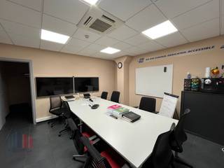 Dit veelzijdige kantoorgebouw van <strong>505 m² </strong>biedt een ideale werkomgeving dankzij een combinatie van functionaliteit en bereikbaarheid. De ingedeelde kantoorruimtes op het gelijkvloers zorgen voor structuur en efficiëntie, terwijl de open space op de eerste verdieping flexibiliteit biedt voor moderne werkvormen. De site biedt ruime parkeermogelijkheden.<br /><br />Het gebouw is strategisch gelegen op slechts 5 minuten rijden van de <strong>R4</strong>, die directe toegang biedt tot de <strong>E17 en E40</strong>. Bovendien is het pand binnen 10 minuten bereikbaar vanuit het centrum van Gent, wat zorgt voor een uitstekende toegankelijkheid.<br /><br />Het kantoor is beschikbaar vanaf mei. Voor meer informatie of een vrijblijvend bezoek, neem contact op met <strong>PANORAMA B2B GENT KANTOREN</strong> via <strong>09 225 09 02</strong>.