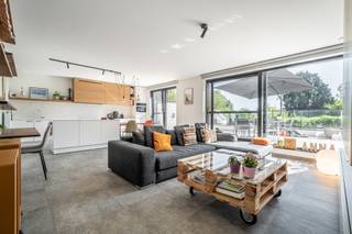 Découvrez ce spacieux et lumineux appartement, situé à deux pas du centre de Hal. Son atout majeur est sans aucun doute son exceptionnelle terrasse de pas moins de 69 m², offrant une magnifique vue sur la basilique.
L’appartement se compose d’un vaste hall d’entrée avec toilette séparée et d’un agréable espace de vie comprenant une cuisine ouverte, une salle à manger et un salon. Il dispose également de deux chambres ainsi que d’une salle de douche équipée d’une douche à l’italienne et d’un double lavabo.
Le salon et les deux chambres donnent directement accès à la généreuse terrasse. Le spacieux débarras fait également office de buanderie.
Un emplacement de parking souterrain est disponible au prix de 15.000 €.
Parmi les autres atouts figurent les screens solaires, l’excellent label PEB A ainsi que l’installation électrique conforme.