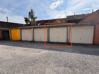 Op zoek naar een veilige en praktische parkeer- of bergruimte?<br /><br />Deze garagebox, nummer 132, bevindt zich in een <strong>verzorgd garagecomplex</strong> aan de Dahliastraat in Gent. De afgesloten gemeenschappelijke inrit zorgt voor extra veiligheid en privacy. <br /><br />De garagebox is gemakkelijk bereikbaar en geschikt voor het stallen van een wagen, motor of fietsen, maar kan eveneens interessant zijn als extra bergruimte of als investering. <br /><br />Een bijkomende troef is de <strong>aparte toegang voor voetgangers en fietsers</strong> via de Fuchsiastraat.<br /><br />Voor meer informatie en een bezoek, neem dan contact op met <strong>Debora </strong>via <strong>debora@convas.be</strong>