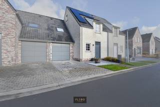 Deze aangename, recente woning bevindt zich in een rustige verkaveling vlakbij de Zeedijk en het commerciële centrum van Wenduine. De woning...