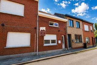 Bent u op zoek naar een gezellige woning waar comfort, charme en een uitstekende bereikbaarheid perfect samenkomen? Dan is deze prachtige eigendom gelegen te Molleveld 6 in Terhagen (Rumst) absoluut een bezoek waard. Deze charmante woning bevindt zich op een rustige locatie, waar u kunt genieten van een aangename woonomgeving en de nodige privacy, terwijl u toch profiteert van een vlotte verbinding naar belangrijke invalswegen. Dankzij de nabijheid van onder andere de E19 en de A12 zijn steden zoals Antwerpen, Mechelen en Brussel eenvoudig bereikbaar.<br /><br />De woning werd met veel zorg onderhouden en is dankzij de moderne afwerking en het gunstige EPC-label B volledig klaar om onmiddellijk te betrekken. Hier hoeft u niet te renoveren en kunt u meteen genieten van een comfortabele en energiezuinige thuis.<br /><br />Bij het binnenkomen wordt u verwelkomd in de inkomhal die toegang geeft tot de gezellige en lichtrijke leefruimte. Dankzij de open indeling geniet de leefruimte van een aangename connectie met de moderne open keuken, wat zorgt voor een warme, uitnodigende sfeer. De hedendaagse keuken is praktisch ingericht en voorzien van een stijlvolle afwerking.<br /><br />Aansluitend aan de keuken bevindt zich de moderne badkamer, die volledig werd afgewerkt met oog voor comfort en uitstraling. Deze beschikt over een ruime douche, een lavabo en een toilet. Daarnaast is er nog een praktische bergruimte aanwezig met aansluiting voor een wasmachine. Deze ruimte biedt de perfecte oplossing voor het creëren van een aparte wasplaats en zorgt voor extra opberggemak.<br /><br />Op de eerste verdieping bevinden zich twee ruime slaapkamers. De zolderverdieping vormt bovendien een mooie extra troef van deze woning. Deze open ruimte biedt tal van mogelijkheden en kan perfect ingericht worden als thuiskantoor, hobbyruimte, ontspanningsruimte, speelkamer of extra bergruimte. Hierdoor beschikt de woning over heel wat flexibiliteit en groeimogelijkheden.<br /><br />Naast de uitstekende indeling en de instapklare staat, geniet deze woning ook van een bijzonder aangename ligging. U woont hier in een rustige omgeving met een dorps karakter, terwijl alle nodige voorzieningen, winkels, scholen en verbindingswegen binnen handbereik zijn.<br /><br />Deze woning is dan ook de ideale opportuniteit voor starters, jonge gezinnen of koppels die op zoek zijn naar een gezellige en moderne thuis zonder renovatiewerken. Een unieke combinatie van rust, comfort, energiezuinigheid en bereikbaarheid!