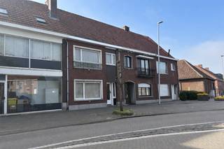 Charmante gerenoveerde woning met 4 slaapkamers en garage.Deze gesloten woning in het dorp Oosthoven, Oud-Turnhout, biedt comfort na een volledige...