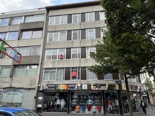 <span><strong>INDELING</strong></span><br /><br /><strong>Inkomhal </strong>ca. 8,50 m² - blokjesparket - ingemaakte vestairekast<br /><strong>Gastentoilet </strong>ca. 3 m² - tegelvloer - deels wandtegels - toilet - handenwasser<br /><strong>Living </strong>ca. 28 m² - blokjesparket <br /><strong>Keuken </strong>ca. 7,50 m² - tegelvloer - dampkap - dubbele spoeltafel <br /><strong>Berging</strong> ca. 2,50 m² - tegelvloer<br /><strong>Slaapkamer 1</strong> ca. 13,50 m² - novilon met parketmotief<br /><strong>Slaapkamer 2</strong> ca. 8,50 m² - novilon met parketmotief<br /><strong>Badkamer</strong> ca. 4 m² - tegelvloer - wandtegels - ligbad met douchegordijn - lavabomeubel<br /><br /><strong>Kelderberging</strong><br /><br /><strong>Gemeenschappelijke kosten </strong>ca. 300€/maand (inclusief water, verwarming, lift en gemeenschappelijke elektriciteit)<br /><strong>Ramen</strong>: aluminium met dubbele beglazing vooraan- hout met enkele beglazing achteraan - rolluiken<br /><br /><strong>EPC 148kWh/m² - Klasse B - UC 20250820-0003663700-RES-1</strong>