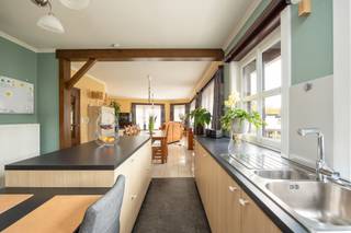 Op een centrale ligging in de Lokerenstraat, op de hoek van de Merodelei, bevindt zich dit ruim appartement van 120m². Dankzij de nabijheid...