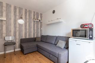 Deze <strong>centraal</strong> <strong>gelegen</strong> studio in Blankenberge bevindt zich op <strong>wandelafstand</strong> van zowel de <strong>zee</strong> als het stadscentrum, wat de locatie bijzonder aantrekkelijk maakt.<br />De studio is voorzien van alle essentiële basisvoorzieningen.<br /><br />Bij het betreden via de voordeur komt men rechtstreeks terecht in de <strong>leefruimte</strong>, waar zich aan de rechterzijde een <strong>open</strong> <strong>keuken</strong> bevindt. Vanuit de keuken geeft een deur toegang tot een afzonderlijke, <strong>afgesloten</strong> <strong>slaapruimte</strong> en pluspunt dat deze studio onderscheidt.<br /><br />In de slaapkamer zijn tevens een douche en toilet geïntegreerd, wat bijdraagt aan het comfort en de praktische indeling van de woning.<br /><br />Deze studio is gelegen op de <strong>derde</strong> <strong>verdieping</strong> zonder lift. <strong>Offertes</strong> voor het verbeteren van het EPC zijn reeds <strong>voorhanden</strong>.