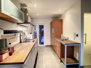 Volledig gerenoveerd appartement met als indeling: living, keuken, balkon, nachthal, 2 slaapkamers, berging, apart toilet, badkamer en kelder.Dit...