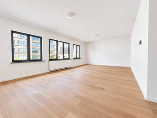 <strong>Nieuw volledig gerenoveerd 2 slaapkamer appartement ca. 114m² in de gegeerde tentoonstellingswijk vlakbij het groene Mastvest, openbaar vervoer, winkels, scholen, belangrijke in-en uitvalswegen. Er is een gemeenschappelijke tuin.</strong><br /><br /><span><strong>INDELING;</strong></span><br /><br /><span>U betreedt het gezellige appartement via de INKOMHAL ca. 1,75m </span><span>x 6m met mogelijkheid tot vestiaire.<br /><br /></span><span>De ruime en lichte LEEFRUIMTE ca. 7,7m x 4,8m gelegen op parket staat in verbinding met de volledig gerenoveerde KEUKEN ca.2,61m x 2,,56m die voorzien is van een vaatwasser, </span><span>anderhalve spoelbak, elektrisch vuur, dampkap en voldoende opbergkasten.</span><br /><br /><span>Via de NACHTHAL krijgt u toegang tot de slaapkamers en badkamer;</span><br /><br /><span>De MASTERBEDROOM ca. 3,8m x 4,6m gelegen op parket.</span><br /><br /><span>SLAAPKAMER 2 ca. 3,7m x 3,8m is eveneens gelegen op parket.<br /><br /></span>Hobbykamer: 2,7m x 2m op parket<br /><br /><span>De gerenoveerde BADKAMER ca. </span><span>2,1m x 3m is voorzien van een dubbele lavabo in een meubel, een toilet en een regendouche.<br /><br /></span><span>Achteraan het gebouw is er een tuin aanwezig waar de bewoners van het gebouw kunnen genieten van de zon!<br /><br />Privatieve KELDER inclusief.<br /></span><br /><strong>BIJZONDERHEDEN;</strong><br /><span>* Zeer licht en instapklaar gerenoveerd appartement<br />* Heel het appartement is gelegen op vernieuwd eiken parket</span><br /><span>* Goed onderhouden gebouw</span><br /><span>* Elektriciteit conform, dubbele beglazing</span><br /><span>* Kelder inclusief<br />* €77/maand (onderhoud van de lift, elektra gemeenschappelijke delen en beheer)<br />* Extra: kleine kamer dat kan dienen als dressing, hobbykamer of berging<br />* Mogelijkheid om het huren van een parking in het gebouw aan €100 + €5 algemene kosten per maand</span>