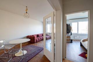 Het Frederik van Eedenplein is centraal gelegen op Linkeroever, met winkels, scholen, openbaar vervoer, de Schelde en de zeilplas Galgenweel op wandelafstand.<br /><br />Het appartement bevindt zich op de eerste verdieping van een kleinschalig gebouw met lift. Via de inkomhal bereik je het aparte toilet en de badkamer, uitgerust met een inloopdouche, lavabo met meubel en verwarmingsrek.<br /><br />De leefruimte is aangenaam en lichtrijk, de keuken die voorzien is van kasten en toestellen geeft toegang tot een klein terras. Verder beschikt het appartement over twee slaapkamers.<br />Daarnaast is er een individuele kelderberging inbegrepen.<br /><br />De gemeenschappelijke kosten bedragen 150 EUR/maand. (INCL. provisie verwarming, privatief waterverbruik, poetsen gemene delen, onderhoud lift)<br />EPC: 250 kWh/m²