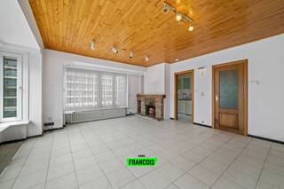 In de rustige Oesterbankstraat vinden we dit verzorgd appartement terug op de derde verdieping, op een aangename ligging nabij winkels, openbaar vervoer en de zee. Dankzij de centrale doch rustige ligging geniet u hier van alle comfort binnen handbereik.<br /><br />Bij het binnenkomen wordt u verwelkomd in de ruime leefruimte met open indeling. De grote raampartijen met dubbele beglazing zorgen voor een overvloed aan natuurlijk licht en creëren een aangenaam ruimtegevoel. Vanuit de living geniet u van een open en lichtrijke sfeer doorheen de dag.<br /><br />Aansluitend bevindt zich de compacte maar functioneel uitgeruste keuken, voorzien van alle nodige comfort.<br /><br />Verder beschikt het appartement over twee volwaardige slaapkamers, ideaal als vaste woonst, tweede verblijf of investering. De badkamer werd ingericht met een douche en lavabo, terwijl er daarnaast ook een apart toilet aanwezig is voor extra comfort.<br /><br />Bovendien is er een praktische berging aanwezig binnen het appartement, ideaal voor extra stockage.<br /><br />Een absolute meerwaarde is de inpandige garage die mee wordt verkocht met het appartement, wat in deze omgeving een grote troef vormt.<br /><br />Dankzij de goede indeling, het lichtrijke karakter en de gunstige ligging vormt dit appartement een uitstekende opportuniteit aan de kust.<br /><br />
