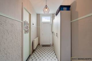 Deze karaktervolle woning is gelegen in de Cobbestraat, een rustige éénrichtingsstraat in het centrum van Bree. Alle basisvoorzieningen zoals winkels, scholen en horeca zijn op wandelafstand terug te vinden. <br /><br />De woning is als volgt ingedeeld: <br />- Voorraadkelder <br />- Gelijkvloers met inkomhal, woonkamer, keuken en badkamer<br />- Eerste verdieping met nachthal en drie slaapkamers <br />- Polyvalente zolder (te bereiken via vaste trap)<br /><br />De gezellige stadstuin met overdekt terras is aangelegd en beschikt over een extra tuinberging. Bovendien is deze ook te bereiken via een afzonderlijke doorgang aan de rechterzijde. <br /><br />Daarnaast zijn er twee parkeerplaatsen voor de woning aanwezig. <br /><br />EXTRA TROEVEN: <br />- Verwarmd op aardgas (nieuwe installatie van 2018)<br />- Gunstig EPC (geen renovatieplicht) <br />- Elektriciteit conform tot 2042<br />- Vernieuwde ramen en dak <br />- Aangelegde tuin <br />- Asbest veilig