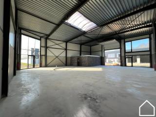 Moderne KMO-unit met uitstekende bereikbaarheid en een totale oppervlakte van 266m².Op slechts 10 minuten rijden van Ieper bevindt zich deze...