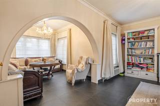 In een rustige woonstraat in Waregem (Beveren-Leie) bevindt zich deze ruime woning op een perceel van 676 m². De buurt is residentieel en rustig...