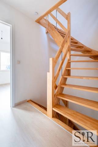 Ben je op zoek naar een comfortabele woning met veel ruimte en een centrale ligging in Willebroek? Dan is deze woning misschien exact wat je...