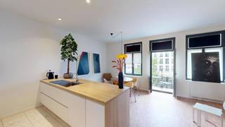 Situé au troisième étage, cet appartement offre une disposition lumineuse et efficace. Le séjour avec cuisine attenante constitue le cœur de l’appartement et donne accès à une agréable terrasse. L’appartement comprend également une chambre, une salle de bains, des toilettes séparées, un hall d’entrée ainsi qu’un débarras. L’agencement assure une répartition confortable entre les espaces de vie et l’espace nuit. Idéal pour ceux qui recherchent un appartement une chambre avec espace extérieur dans un emplacement central sur le Meir.