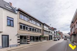 Goed gelegen opbrengsteigendom met 2 duplex appartementen(264m² en 200m²) waarvan er 1 is verhuurd en een handelspand (123m²). Gelegen in het centrum van Meerhout. Kelder aanwezig . Achteraan dubbele garage aanwezig ( toegang langs Goorstraat).<br />Duplex appartementen zijn nog in goede staat.<br />Elke eenheid heeft zijn eigen toegangsdeur.<br /><br />Heb je interesse of wens je een bezoek? Contacteer ons snel via 013 66 62 08 of info@immovl.be