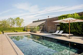 <p>Deze prachtige exclusieve vierkantshoeve op 2 hectare geniet van alle privacy en luxe. <br />Charmant volledig gerenoveerde herenwoning (met behoud van authenticiteit) en binnenkoer, vijver, prachtige tuin met oude bomen, gerenoveerde schuur, paardenstallen + weide & piste, zwembad met poolhouse (+ extra guesthouse) en extra overdekt terras genietend van een open zicht, oude serre, conciergerie (extra vakantiehuis). Mogelijkheid bijkopen extra weides en grond. <br /><br />De herenwoning werd smaakvol gerenoveerd met behoud van de authenticiteit: prachtige inkom, bureauruimte, eetplaats, 2 gezellige zithoeken, orangerie uitgevend op de prachtige tuin met oude bomen, mooie keuken (Aga) met extra ontbijthoek, geïnstalleerde bijkeuken, wasplaats, berging en stookruimte, wijnkelder. Op het verdiep bevinden zich de overloop, 4 grote slaapkamers, dressing, 2 badkamers, fitnessruimte, en grote zolder die nog extra potentieel biedt. Conciergerie: leefruimte, keuken, 2 slaapkamers en badkamer. Zwembad in natuursteen, gerenoveerde serre, pool- en guesthouse (extra douche, sauna) met aanpalend overdekt terras. Gerenoveerde schuur met prachtig gebinte (ideale feestzaal), paardenstallen, piste en weides, en een vijver. Zonnepanelen aanwezig. Bezoek na afspraak met Immo Beguin: sophie@immobeguin.be</p>